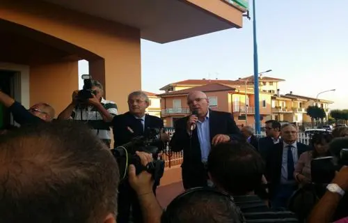 Mario Oliverio ha inaugurato a Lamezia Terme il suo punto di incontro Regionale