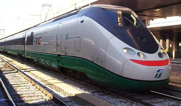 Maltempo: deraglia a Genova treno diretto da Roma a Torino. Ferito il macchinista