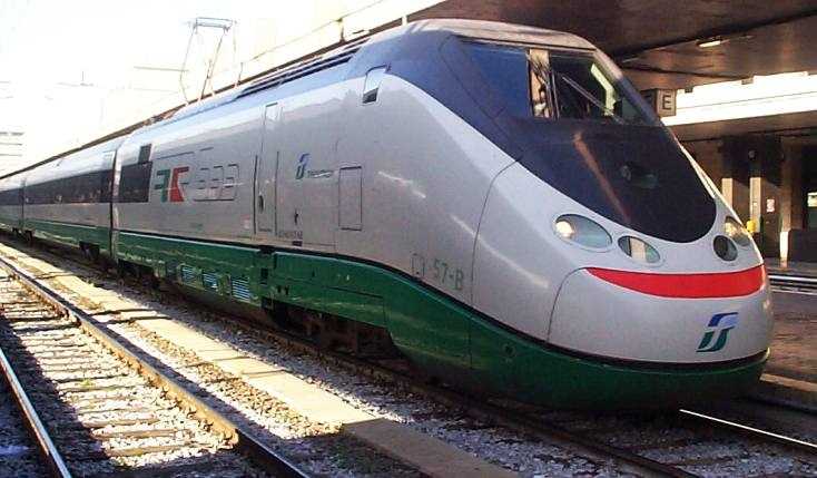 Maltempo: deraglia a Genova treno diretto da Roma a Torino. Ferito il macchinista