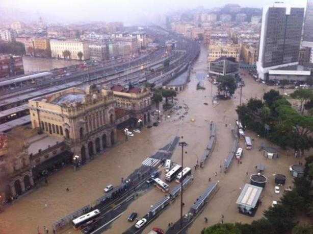 Alluvione a Genova, esondano il Bisagno e i torrenti genovesi: almeno una vittima