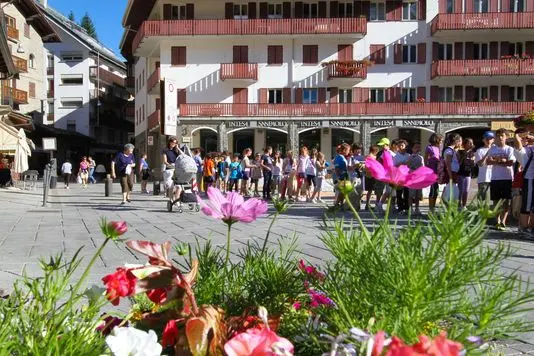 Ladri in azione in pieno centro a Courmayeur, vittime Colmar e Duvetica