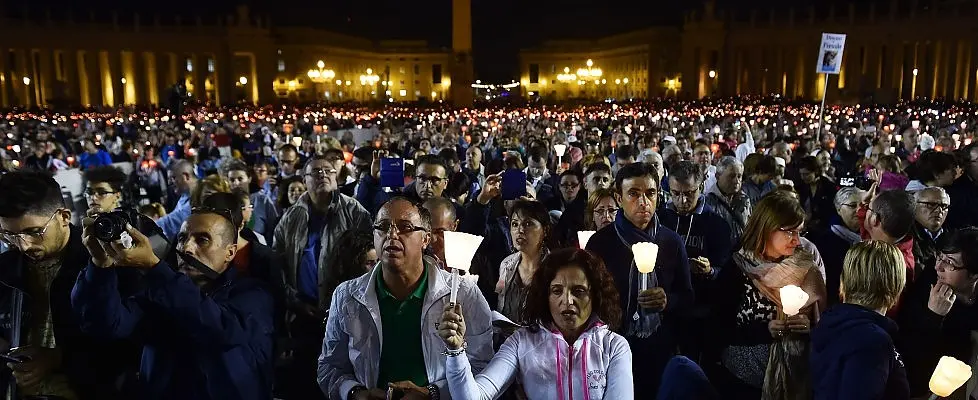 Vigilia del Sinodo, Bergoglio invita ad "ascoltare i battiti di questo tempo"