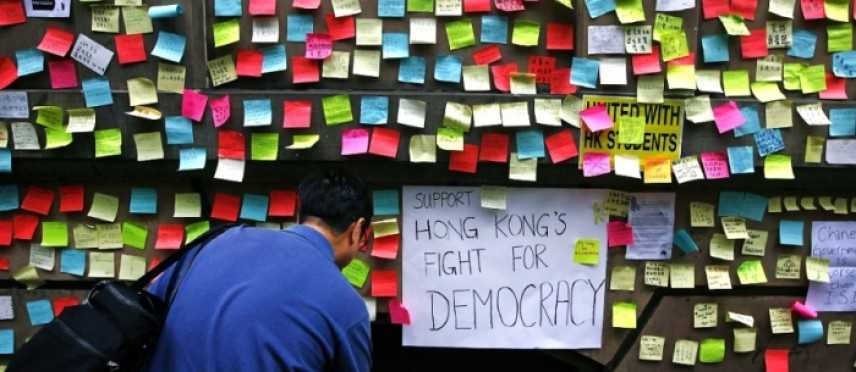 Hong Kong: ultimatum agli studenti, ma la protesta non si ferma. Nella notte scontri con la polizia