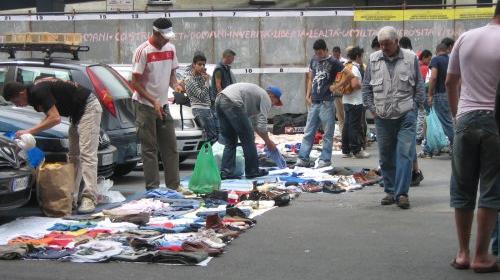 "Tutto gratis": la Lega Nord in Via Turati protesta contro i commercianti abusivi