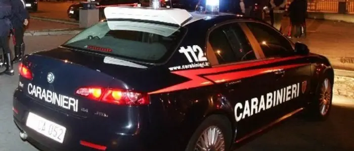 Sequestra e minaccia con un coltello alla gola la madre della ex ragazza. Arrestato.