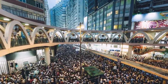 Fissato per oggi il vertice tra USA e Cina. Continuano le proteste ad Hong Kong