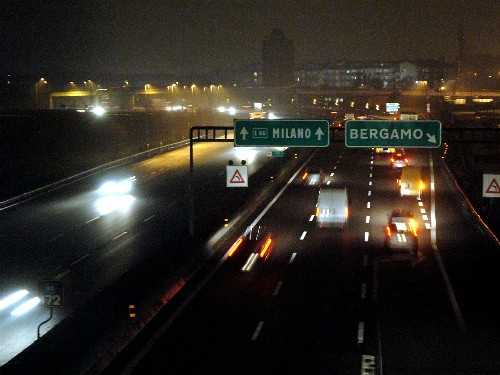 Tenta il suicidio in autostrada: chiuse due corsie dell'A4