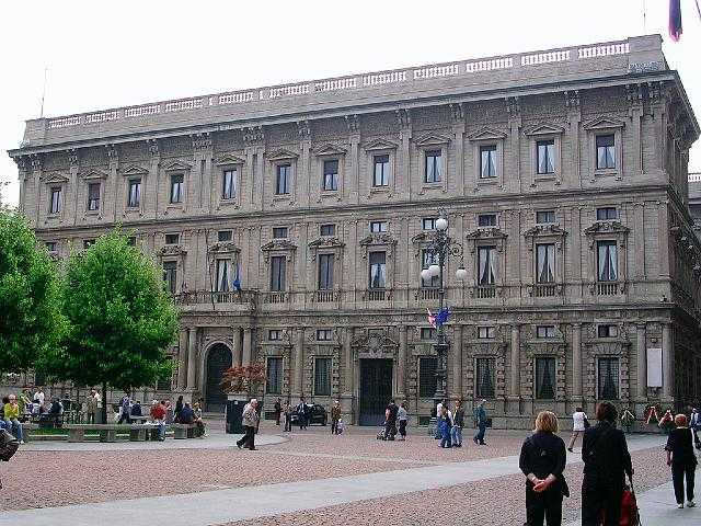 Allarme bomba: evacuato il Comune di Milano