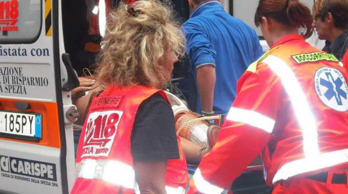 Paura sull'autostrada A7: tir distrugge guard rail e precipita fuori strada