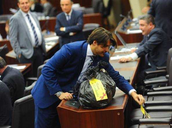 Slocca Italia, al Pirellone protesta del M5S con i sacchi di spazzatura