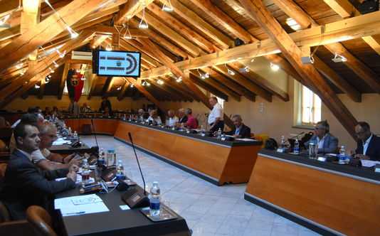 Luminarie, ludoteche e mensa scolastica: riprende l'attività del Consiglio comunale di Aosta