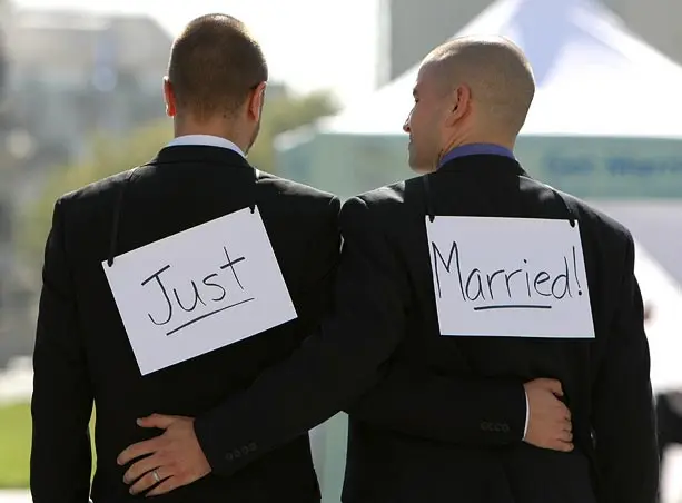 Nozze gay all'estero, la comunità Lgbt chiede la trascrizione: protesta contro il comune di Milano