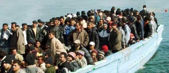 Ancora sbarchi di migranti: in 590 tratti in salvo dalla Marina Militare
