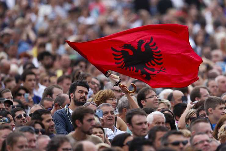 Albania, tutto pronto per la visita del Papa: "Vengo per onorare il coraggio dei martiri"
