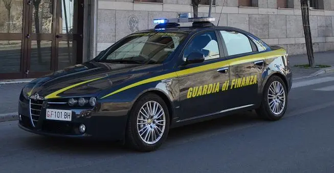 Forlì, Gdf scopre falsa invalida: non poteva camminare, ma portava il cane a passeggio