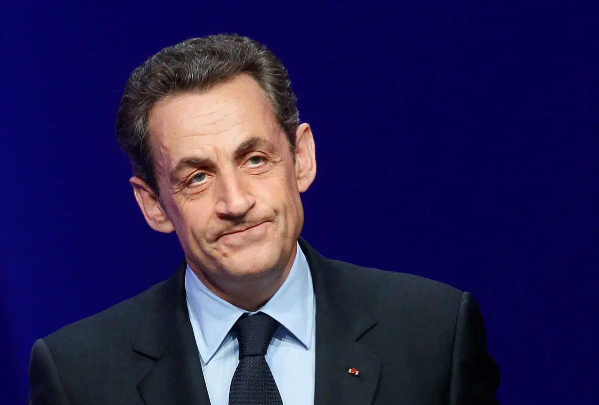 Sarkozy annuncia su Facebook il ritorno in politica: "Mi candido a Presidente dell'Ump"