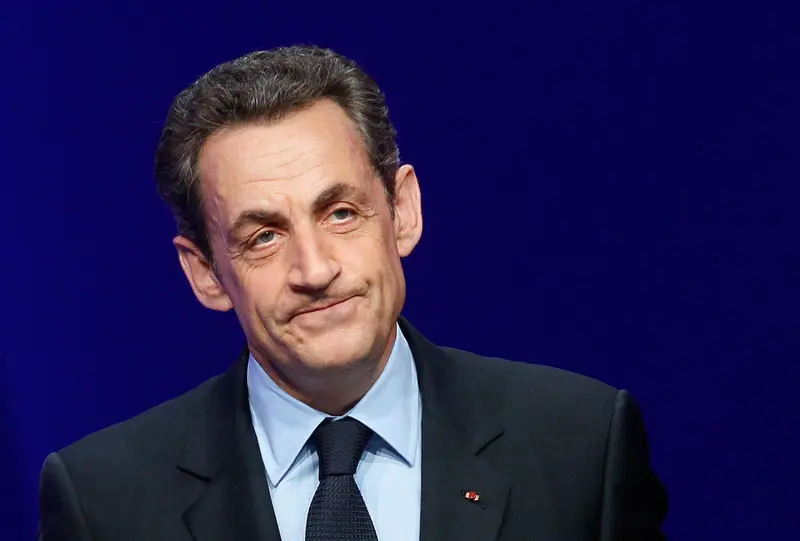 Sarkozy annuncia su Facebook il ritorno in politica: "Mi candido a Presidente dell'Ump"