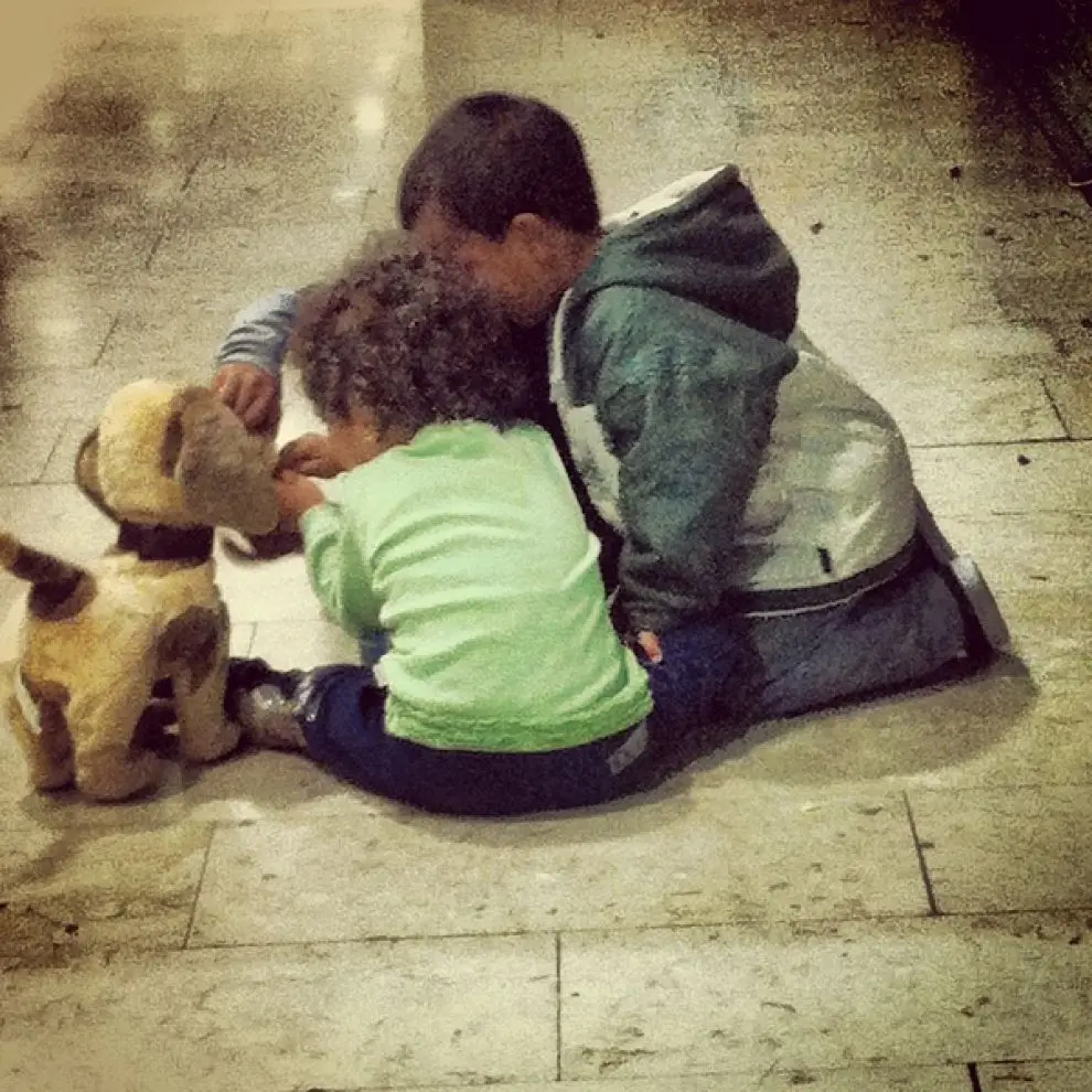 "Bambini per terra" alla Stazione di Milano: al di là delle accuse serve una presa di coscienza