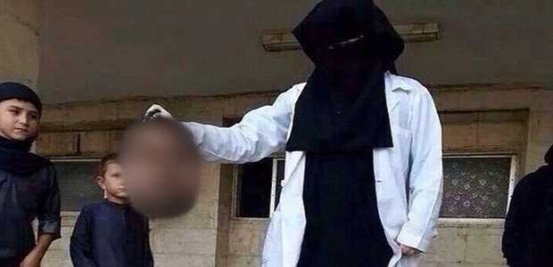 Studentessa inglese mostra una testa mozzata "Sono la dottoressa dei terroristi"