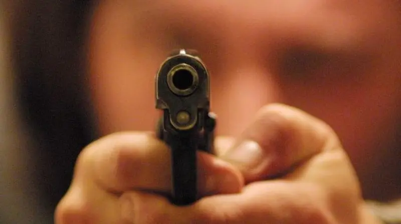 Cinquantenne lasciato minaccia l'ex con la pistola: arrestato