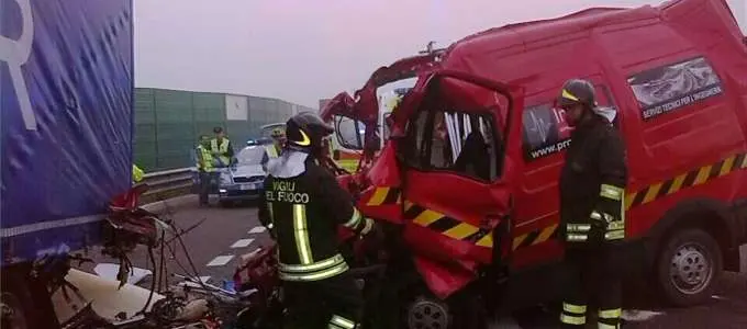 Trieste: si schianta contro un tir, muore un quarantenne