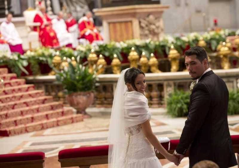 Papa Francesco sposa 20 coppie: «Il matrimonio è vita reale non è una fiction»