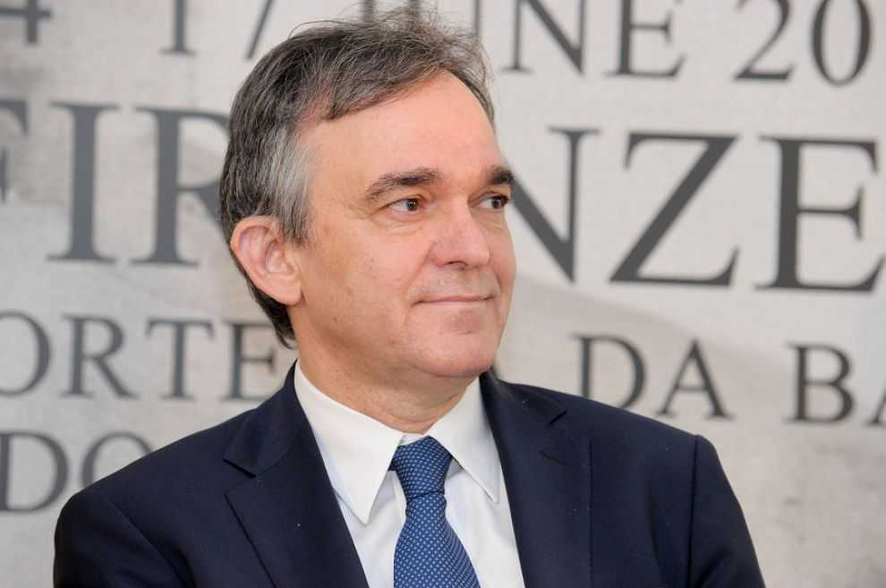 Il governatore della Toscana Enrico Rossi sul podio della classifica Monitoregione
