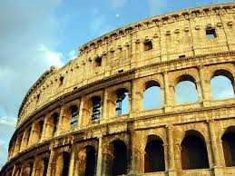 Roma: diciottenne scavalca il parapetto e precipita ai piedi del Colosseo, è in gravi condizioni