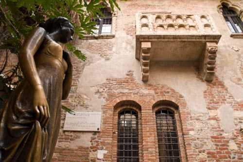 Verona, consiglieri comunali si incatenano alla statua di Giulietta: "No all'ingresso a pagamento"