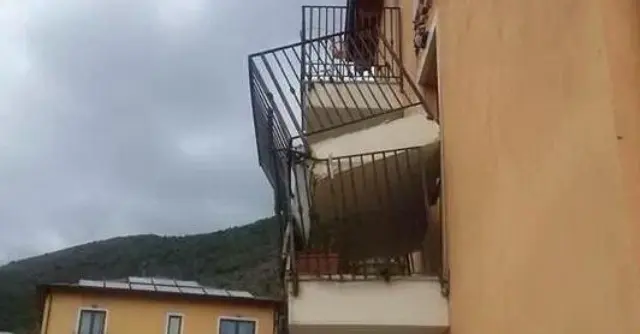 L'Aquila, crolla balcone di un palazzo antisismico