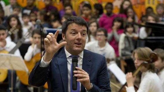 Renzi: "Un anno per rivoluzionare la scuola"