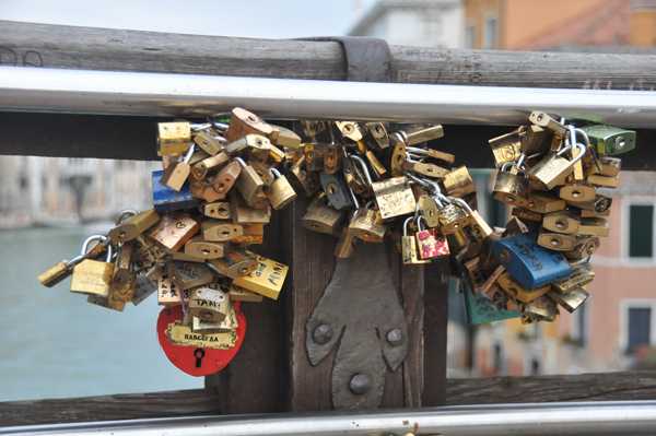 Venezia, no ai lucchetti dell'amore: parte la campagna #unlockyourlove