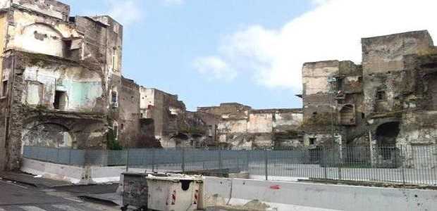 Crolla palazzo a Torre Annunziata: un disperso e due feriti