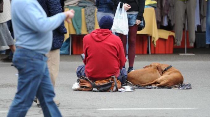 A Padova la questione mendicanti continua a far discutere. Giovani in piazza per protestare