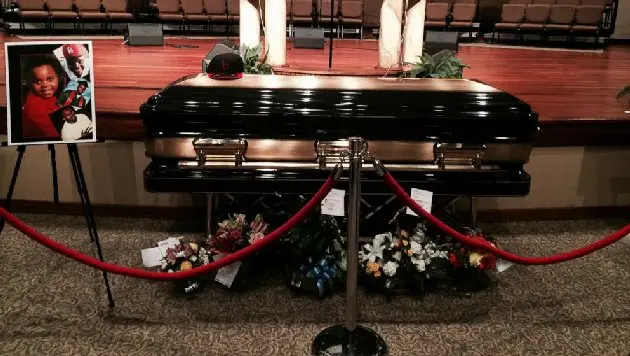 Ferguson, in migliaia per l'ultimo saluto a Michael Brown