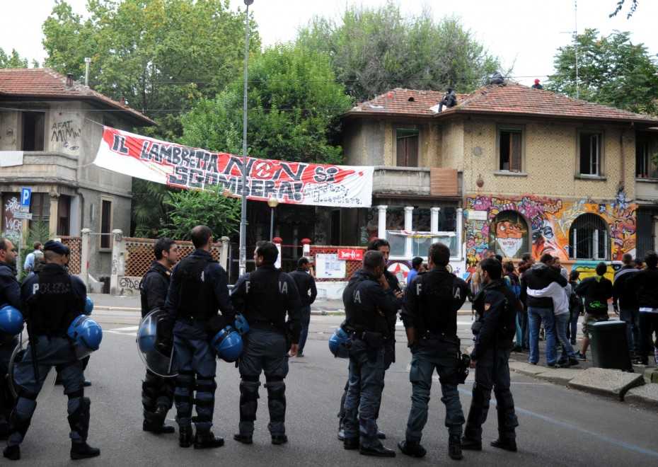 Centro sociale Lambretta sgombrato: sei attivisti salgono sul tetto per protesta