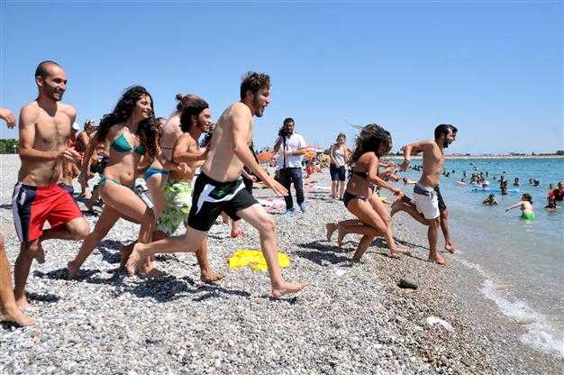 Antalya, una spiaggia per sole donne: flash mob di protesta