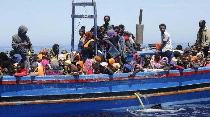 Lampedusa, nuova tragedia in mare: affonda gommone, recuperati 18 cadaveri di migranti