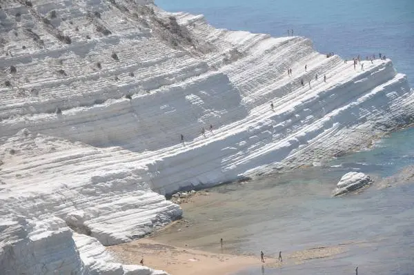 Scala dei Turchi: in spiaggia arrivano i controlli. Multe per chi stacca frammenti dalla roccia.