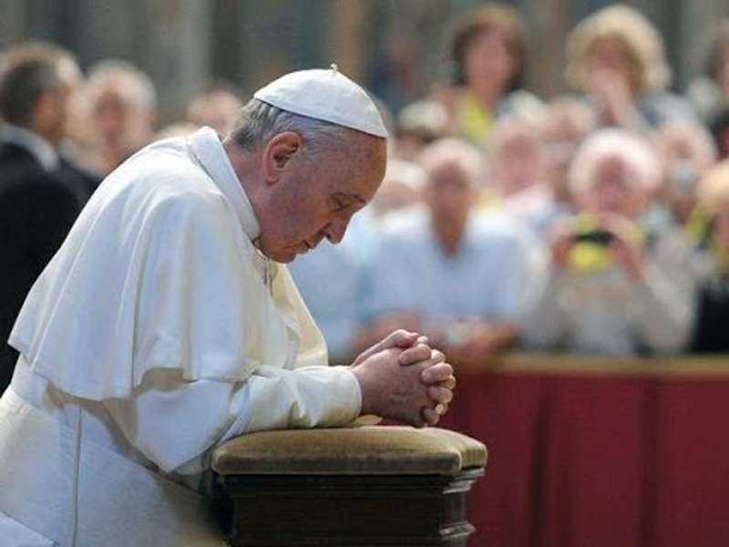 Tragedia in famiglia per il Papa: tre parenti morti in un incidente. Francesco: "Pregate con me"