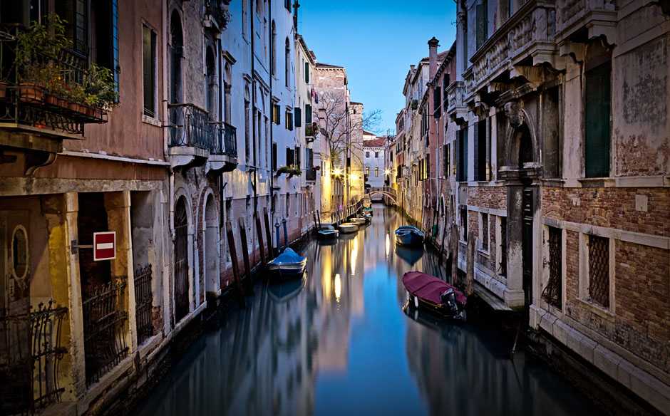 Lontani sono i tempi della Venezia di Bruno Barilli, oggi in mano ai vandali