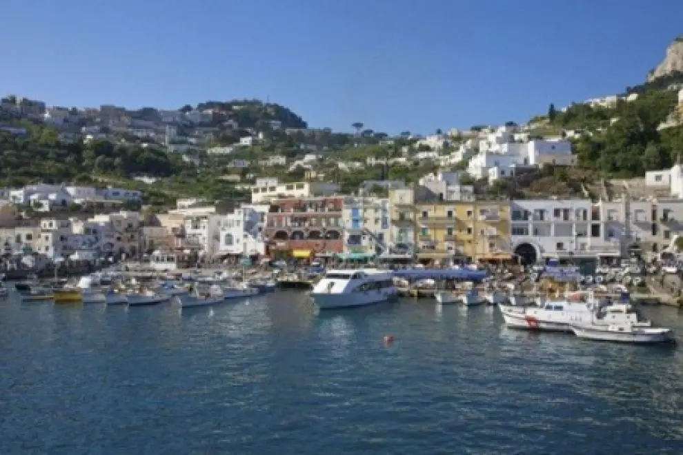 La passerella della nave non regge: famiglia cade in mare a Capri