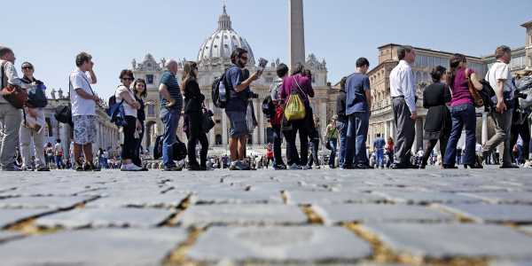 "Roma città pericolosa", il governo inglese avverte i turisti. Marino: "Notizia fuorviante e falsa"