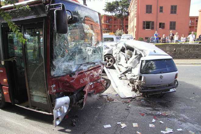 Roma, auto contro bus: morti due giovani. Incidente tra viale Palmiro Togliatti e via Prenestina