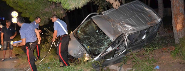 San Salvo, ruba furgone al padre e si schianta: feriti otto minori