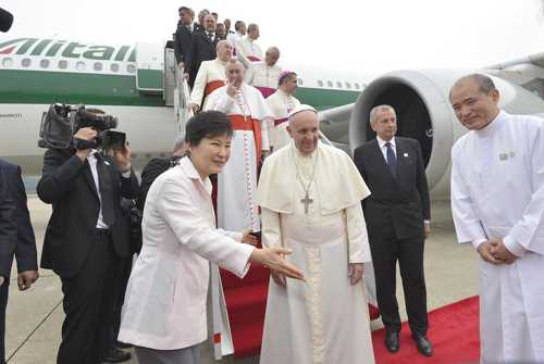 Papa Francesco è arrivato in Corea del Sud, intanto Pyongyang lancia missili in mare