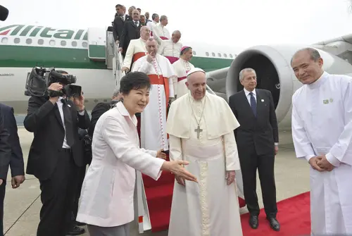 Papa Francesco è arrivato in Corea del Sud, intanto Pyongyang lancia missili in mare