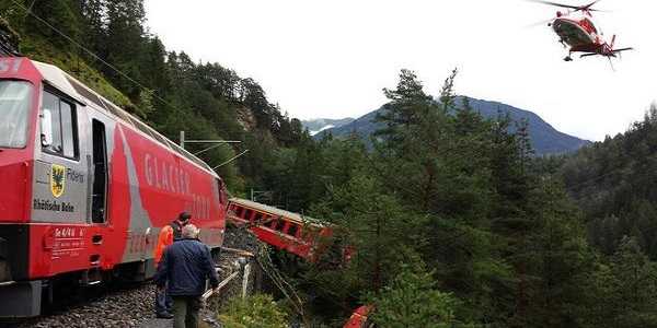 Svizzera: treno diretto a St. Moritz travolto da una frana