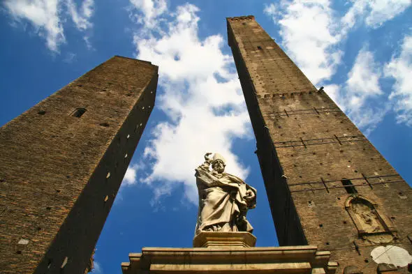 Bologna, in arrivo il 6,6% di turisti in più, e i negozi non chiudono