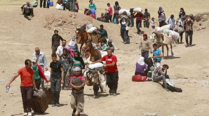 Fuga di massa dei cristiani in Iraq. Il Papa twitta: "Uomini di buona volontà preghiamo per loro"